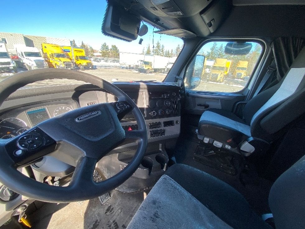 Sleeper Tractor-Heavy Duty Tractors-Freightliner-2020-T12664ST-Mississauga-ON-860,981\n\t\tkm-$ 70,000 - Image 10