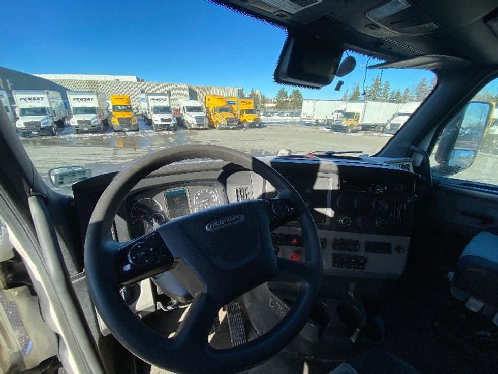 Sleeper Tractor-Heavy Duty Tractors-Freightliner-2020-T12664ST-Mississauga-ON-860,981\n\t\tkm-$ 70,000 - Image 11