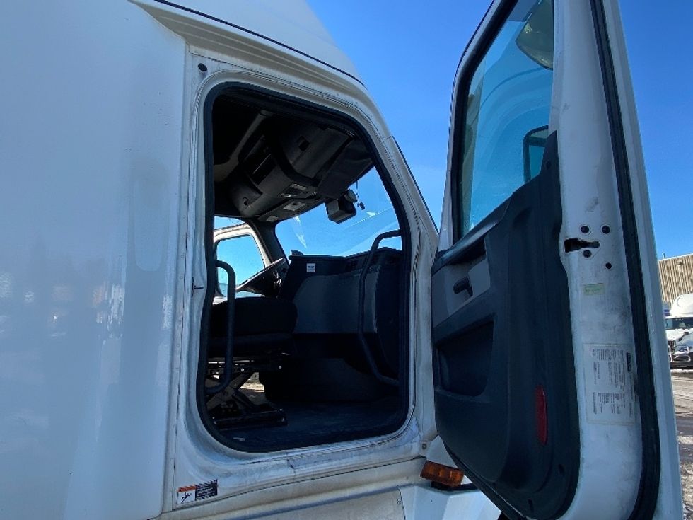 Sleeper Tractor-Heavy Duty Tractors-Freightliner-2020-T12664ST-Mississauga-ON-860,981\n\t\tkm-$ 70,000 - Image 13