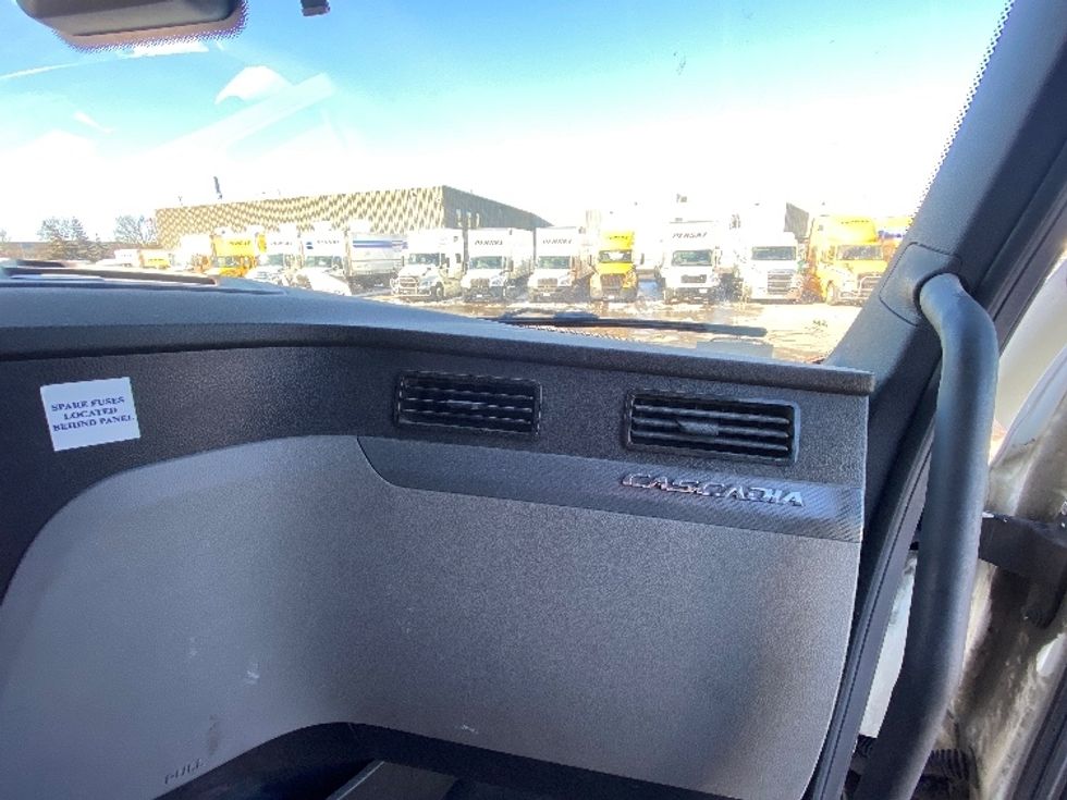 Sleeper Tractor-Heavy Duty Tractors-Freightliner-2020-T12664ST-Mississauga-ON-860,981\n\t\tkm-$ 70,000 - Image 14