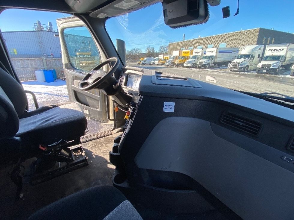 Sleeper Tractor-Heavy Duty Tractors-Freightliner-2020-T12664ST-Mississauga-ON-860,981\n\t\tkm-$ 70,000 - Image 15