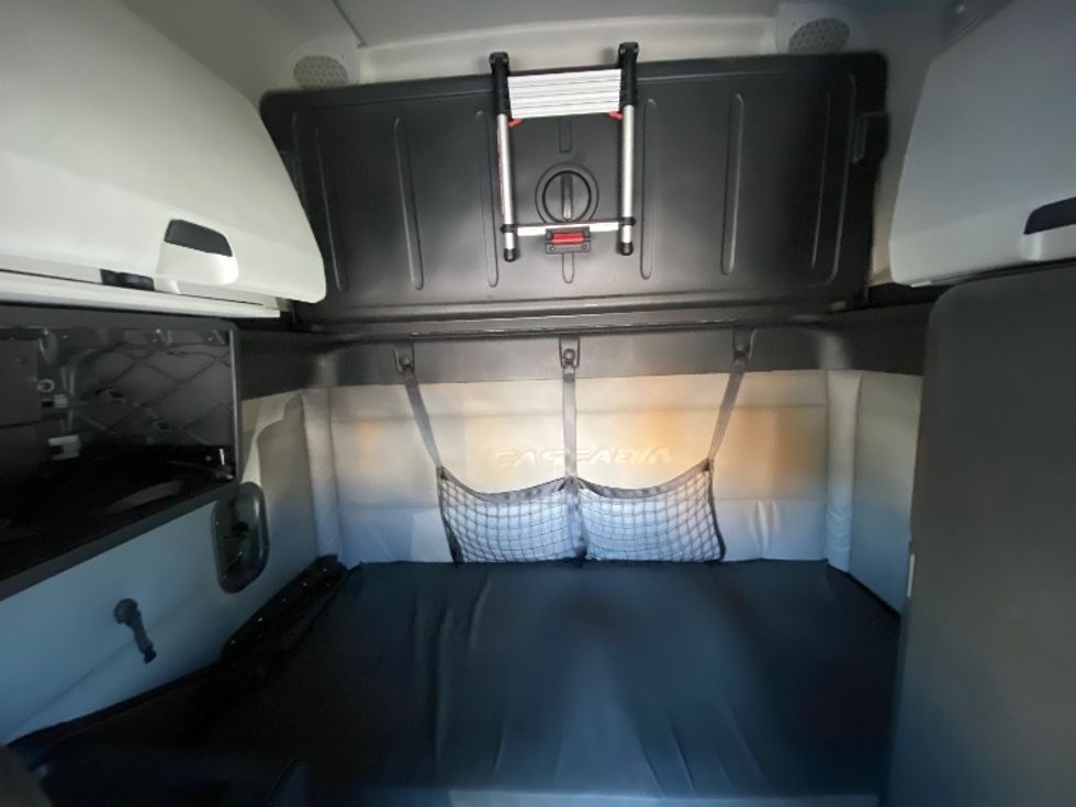 Sleeper Tractor-Heavy Duty Tractors-Freightliner-2020-T12664ST-Mississauga-ON-860,981\n\t\tkm-$ 70,000 - Image 16