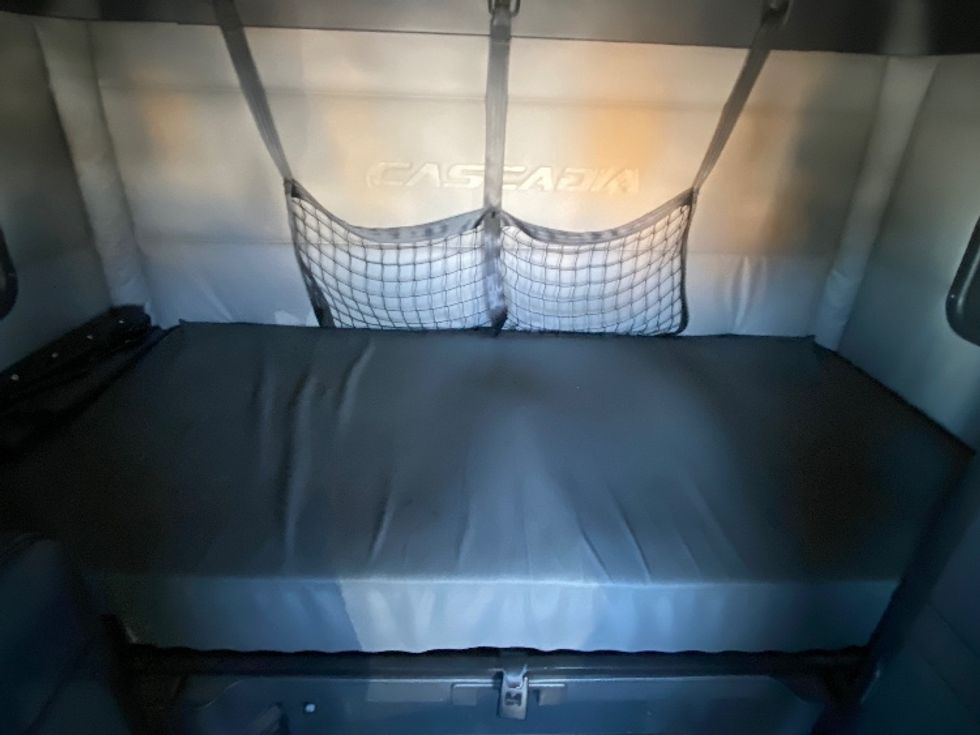 Sleeper Tractor-Heavy Duty Tractors-Freightliner-2020-T12664ST-Mississauga-ON-860,981\n\t\tkm-$ 70,000 - Image 17