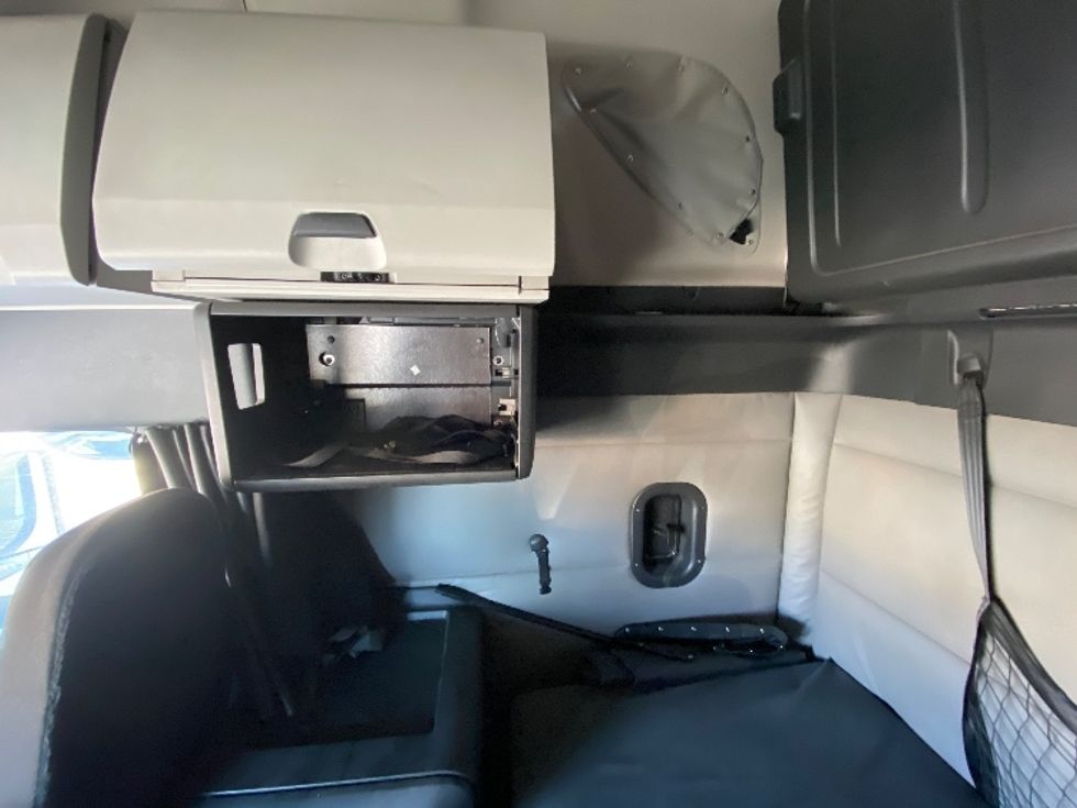 Sleeper Tractor-Heavy Duty Tractors-Freightliner-2020-T12664ST-Mississauga-ON-860,981\n\t\tkm-$ 70,000 - Image 19