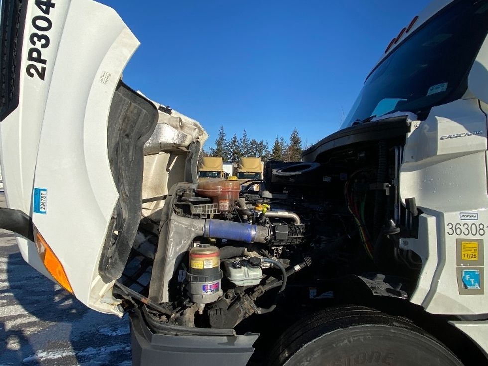 Sleeper Tractor-Heavy Duty Tractors-Freightliner-2020-T12664ST-Mississauga-ON-860,981\n\t\tkm-$ 70,000 - Image 21