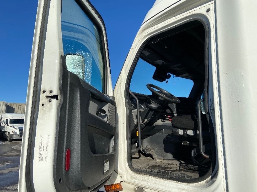 Sleeper Tractor-Heavy Duty Tractors-Freightliner-2020-T12664ST-Mississauga-ON-860,981\n\t\tkm-$ 70,000 - Image 9