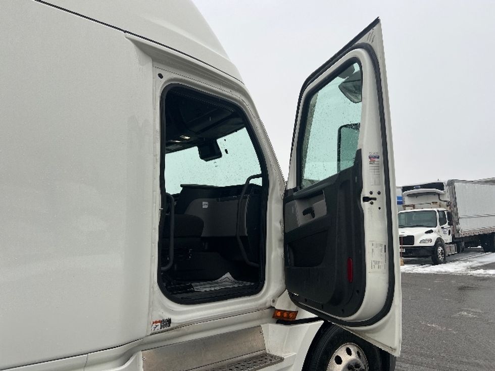 Sleeper Tractor-Heavy Duty Tractors-Freightliner-2020-T12664ST-Mississauga-ON-869,262\n\t\tkm-$ 69,500 - Image 13