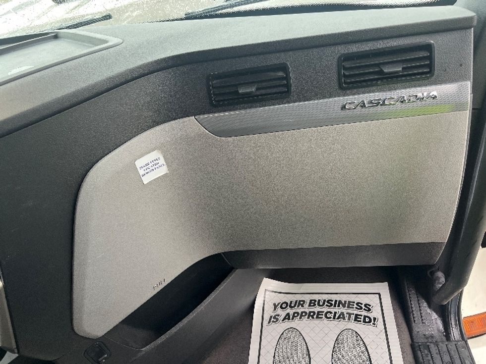 Sleeper Tractor-Heavy Duty Tractors-Freightliner-2020-T12664ST-Mississauga-ON-869,262\n\t\tkm-$ 69,500 - Image 14