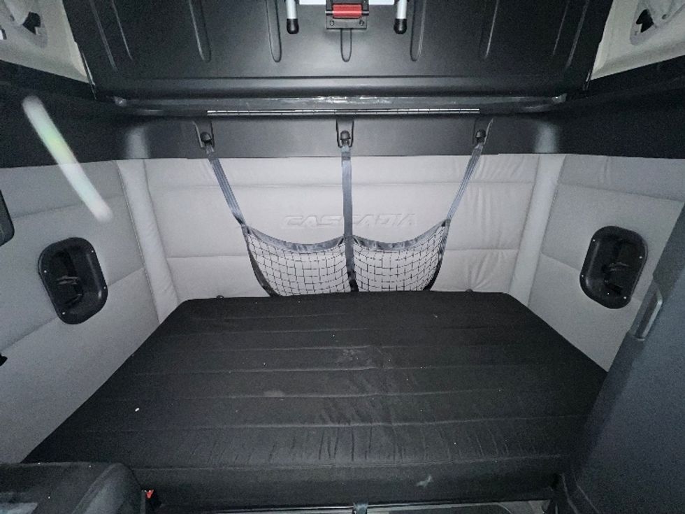 Sleeper Tractor-Heavy Duty Tractors-Freightliner-2020-T12664ST-Mississauga-ON-869,262\n\t\tkm-$ 69,500 - Image 16