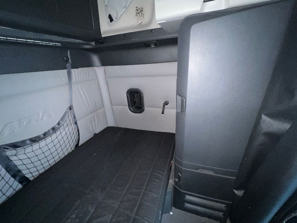 Sleeper Tractor-Heavy Duty Tractors-Freightliner-2020-T12664ST-Mississauga-ON-869,262\n\t\tkm-$ 69,500 - Image 17