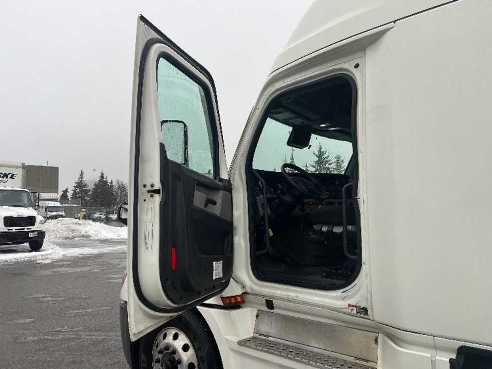 Sleeper Tractor-Heavy Duty Tractors-Freightliner-2020-T12664ST-Mississauga-ON-869,262\n\t\tkm-$ 69,500 - Image 9