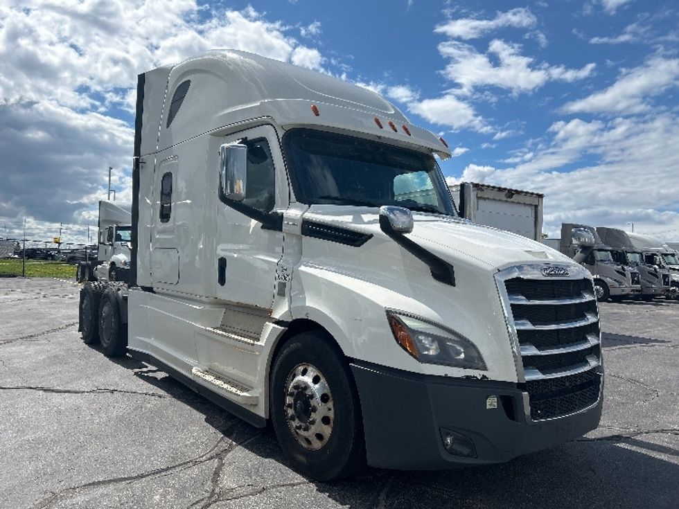 Sleeper Tractor-Heavy Duty Tractors-Freightliner-2020-T12664ST-Mississauga-ON-871,751\n\t\tkm-$ 75,500 - Image 1