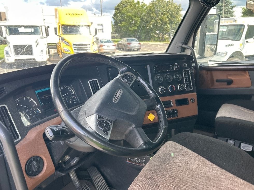 Sleeper Tractor-Heavy Duty Tractors-Freightliner-2020-T12664ST-Mississauga-ON-871,751\n\t\tkm-$ 75,500 - Image 10