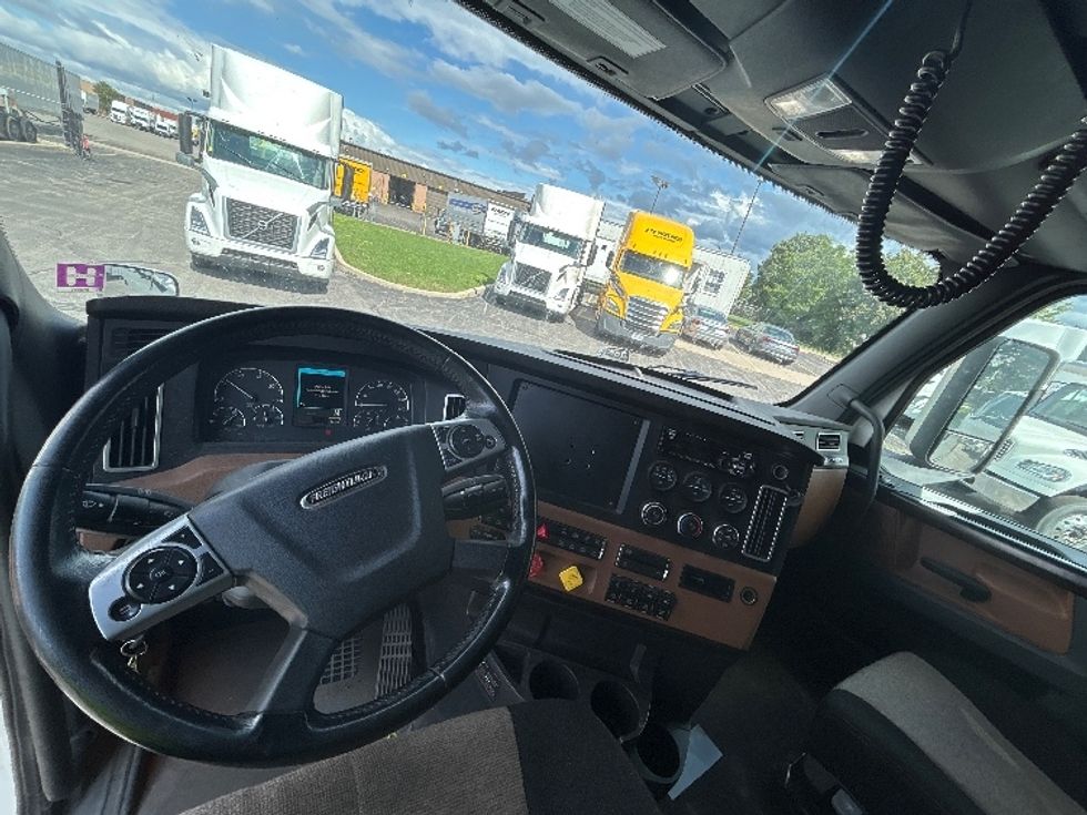 Sleeper Tractor-Heavy Duty Tractors-Freightliner-2020-T12664ST-Mississauga-ON-871,751\n\t\tkm-$ 75,500 - Image 11