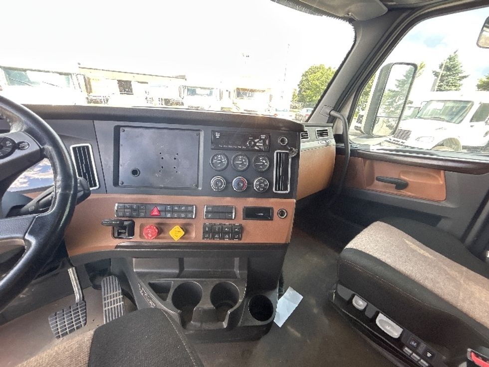 Sleeper Tractor-Heavy Duty Tractors-Freightliner-2020-T12664ST-Mississauga-ON-871,751\n\t\tkm-$ 75,500 - Image 12