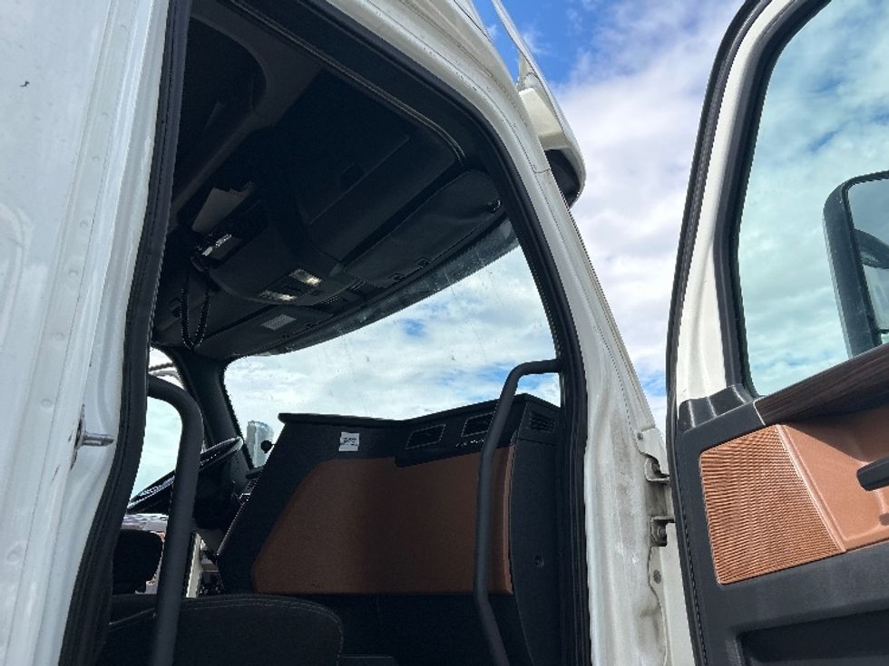 Sleeper Tractor-Heavy Duty Tractors-Freightliner-2020-T12664ST-Mississauga-ON-871,751\n\t\tkm-$ 75,500 - Image 13