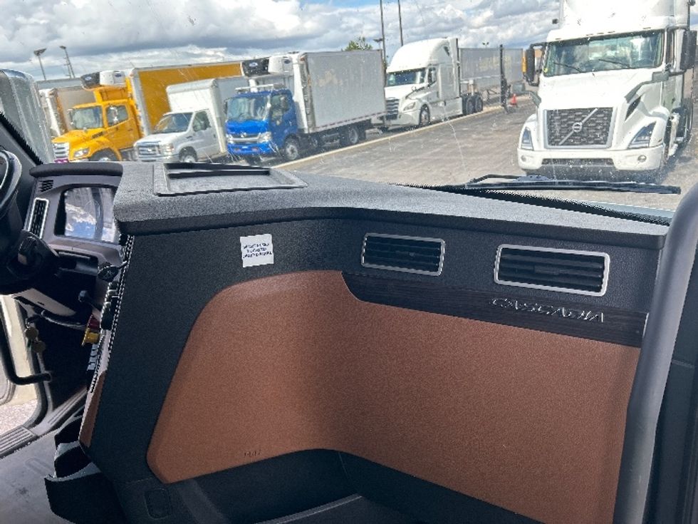 Sleeper Tractor-Heavy Duty Tractors-Freightliner-2020-T12664ST-Mississauga-ON-871,751\n\t\tkm-$ 75,500 - Image 14