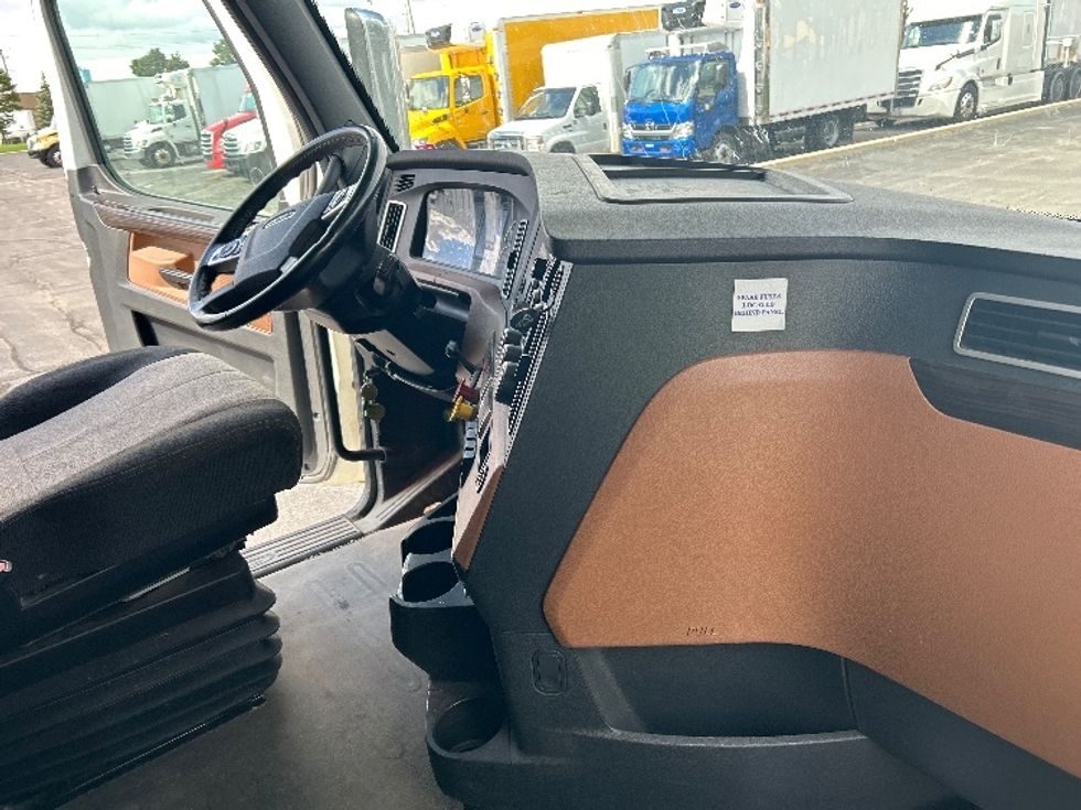 Sleeper Tractor-Heavy Duty Tractors-Freightliner-2020-T12664ST-Mississauga-ON-871,751\n\t\tkm-$ 75,500 - Image 15