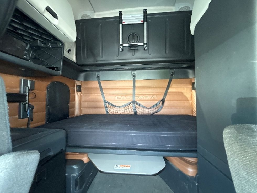 Sleeper Tractor-Heavy Duty Tractors-Freightliner-2020-T12664ST-Mississauga-ON-871,751\n\t\tkm-$ 75,500 - Image 16