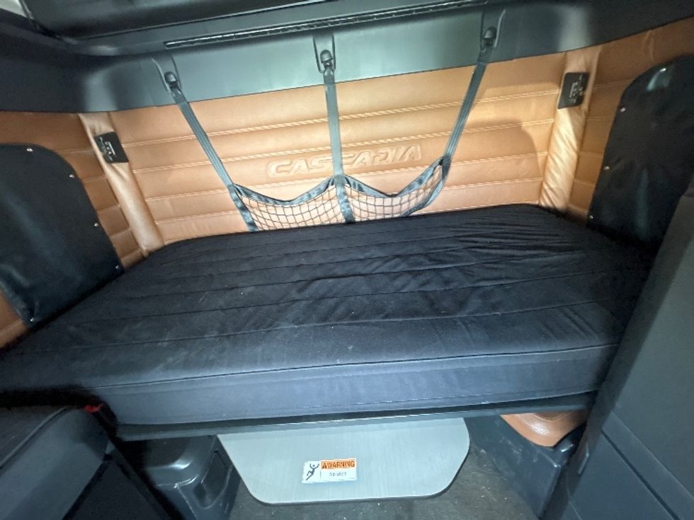 Sleeper Tractor-Heavy Duty Tractors-Freightliner-2020-T12664ST-Mississauga-ON-871,751\n\t\tkm-$ 75,500 - Image 17