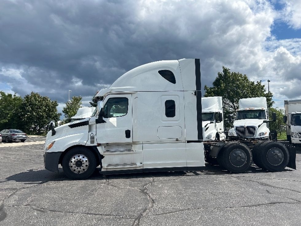 Sleeper Tractor-Heavy Duty Tractors-Freightliner-2020-T12664ST-Mississauga-ON-871,751\n\t\tkm-$ 75,500 - Image 4