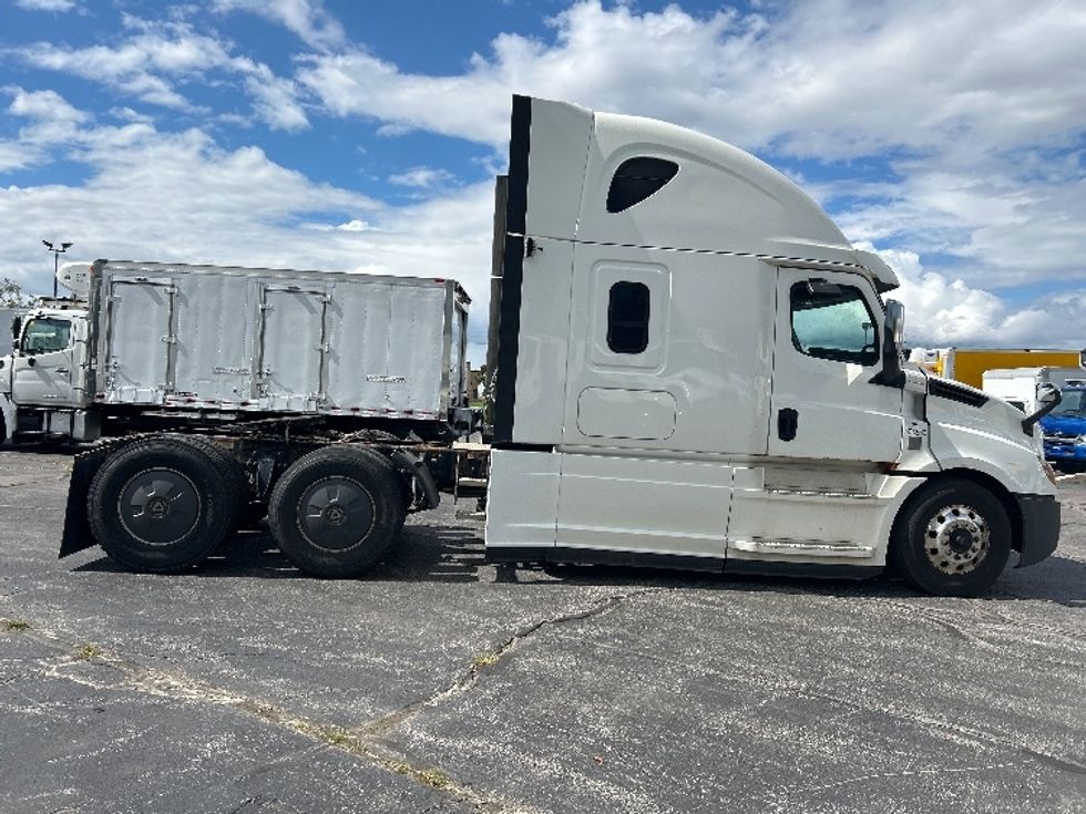 Sleeper Tractor-Heavy Duty Tractors-Freightliner-2020-T12664ST-Mississauga-ON-871,751\n\t\tkm-$ 75,500 - Image 8