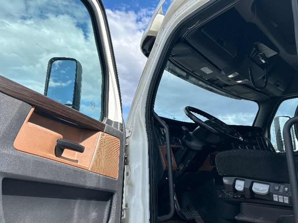 Sleeper Tractor-Heavy Duty Tractors-Freightliner-2020-T12664ST-Mississauga-ON-871,751\n\t\tkm-$ 75,500 - Image 9