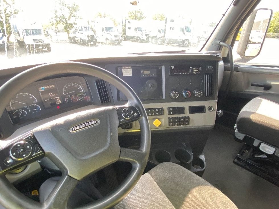 Sleeper Tractor-Heavy Duty Tractors-Freightliner-2020-T12664ST-Mississauga-ON-873,203\n\t\tkm-$ 77,250 - Image 10