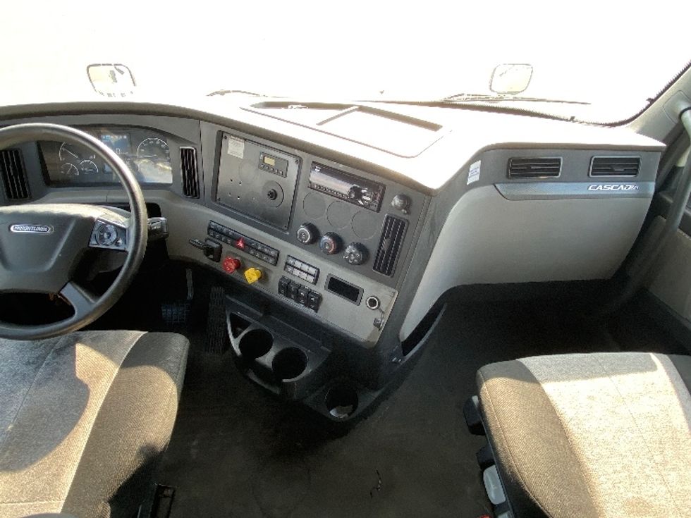 Sleeper Tractor-Heavy Duty Tractors-Freightliner-2020-T12664ST-Mississauga-ON-873,203\n\t\tkm-$ 77,250 - Image 12