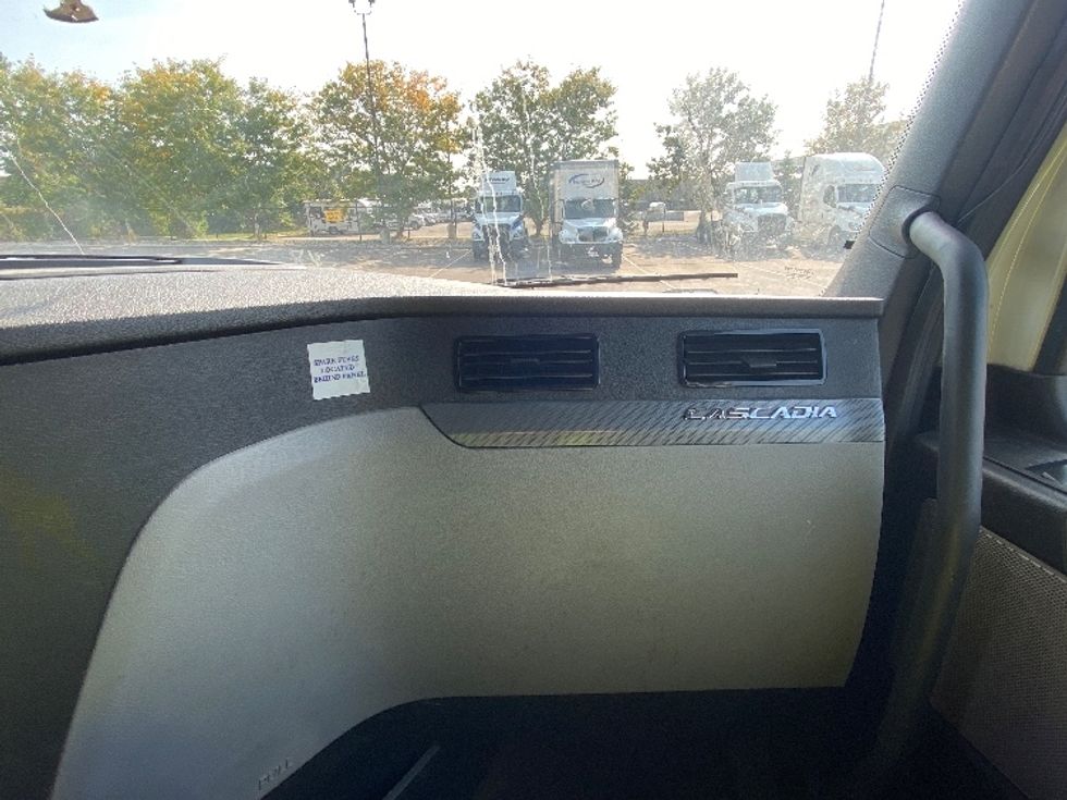 Sleeper Tractor-Heavy Duty Tractors-Freightliner-2020-T12664ST-Mississauga-ON-873,203\n\t\tkm-$ 77,250 - Image 14