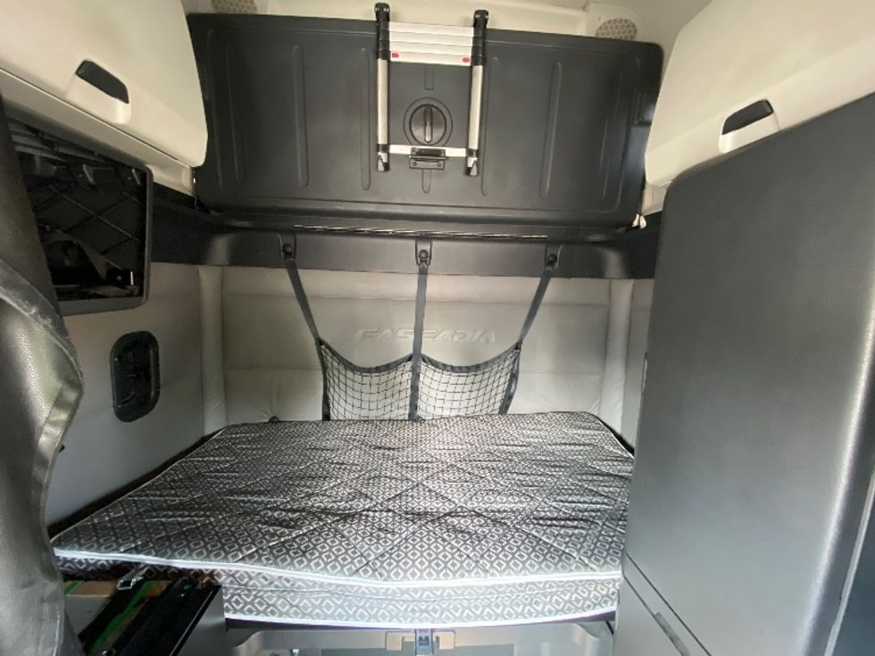 Sleeper Tractor-Heavy Duty Tractors-Freightliner-2020-T12664ST-Mississauga-ON-873,203\n\t\tkm-$ 77,250 - Image 16