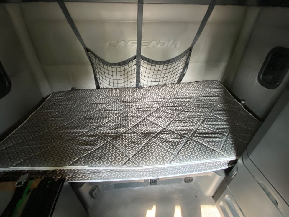 Sleeper Tractor-Heavy Duty Tractors-Freightliner-2020-T12664ST-Mississauga-ON-873,203\n\t\tkm-$ 77,250 - Image 17