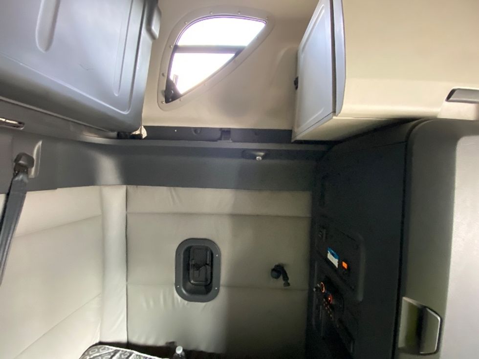 Sleeper Tractor-Heavy Duty Tractors-Freightliner-2020-T12664ST-Mississauga-ON-873,203\n\t\tkm-$ 77,250 - Image 18