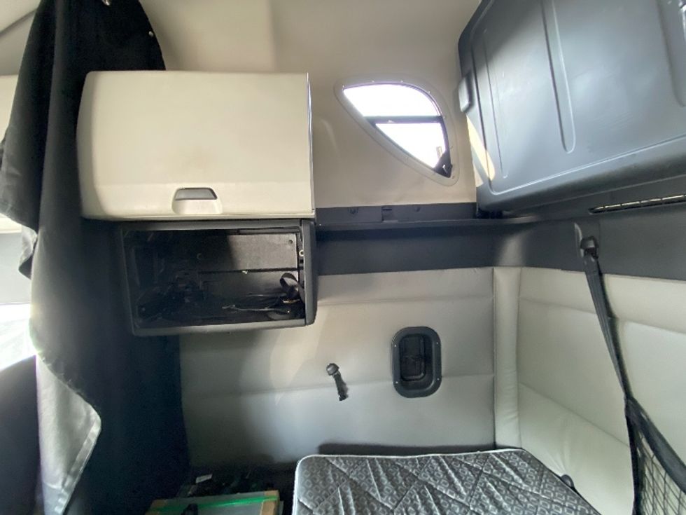 Sleeper Tractor-Heavy Duty Tractors-Freightliner-2020-T12664ST-Mississauga-ON-873,203\n\t\tkm-$ 77,250 - Image 19