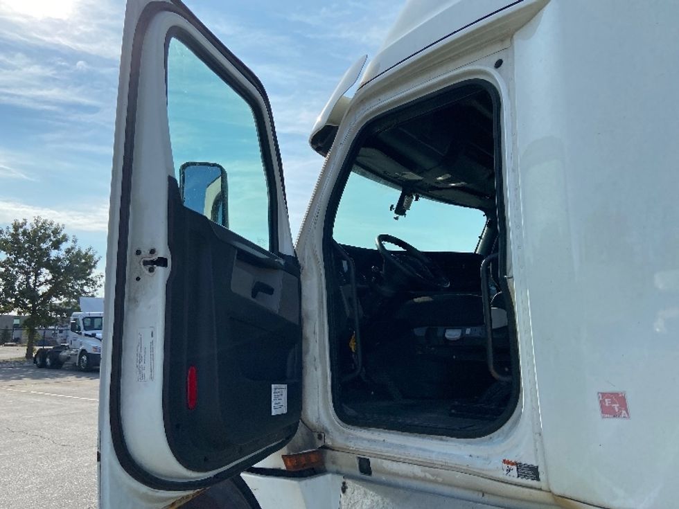 Sleeper Tractor-Heavy Duty Tractors-Freightliner-2020-T12664ST-Mississauga-ON-873,203\n\t\tkm-$ 77,250 - Image 9