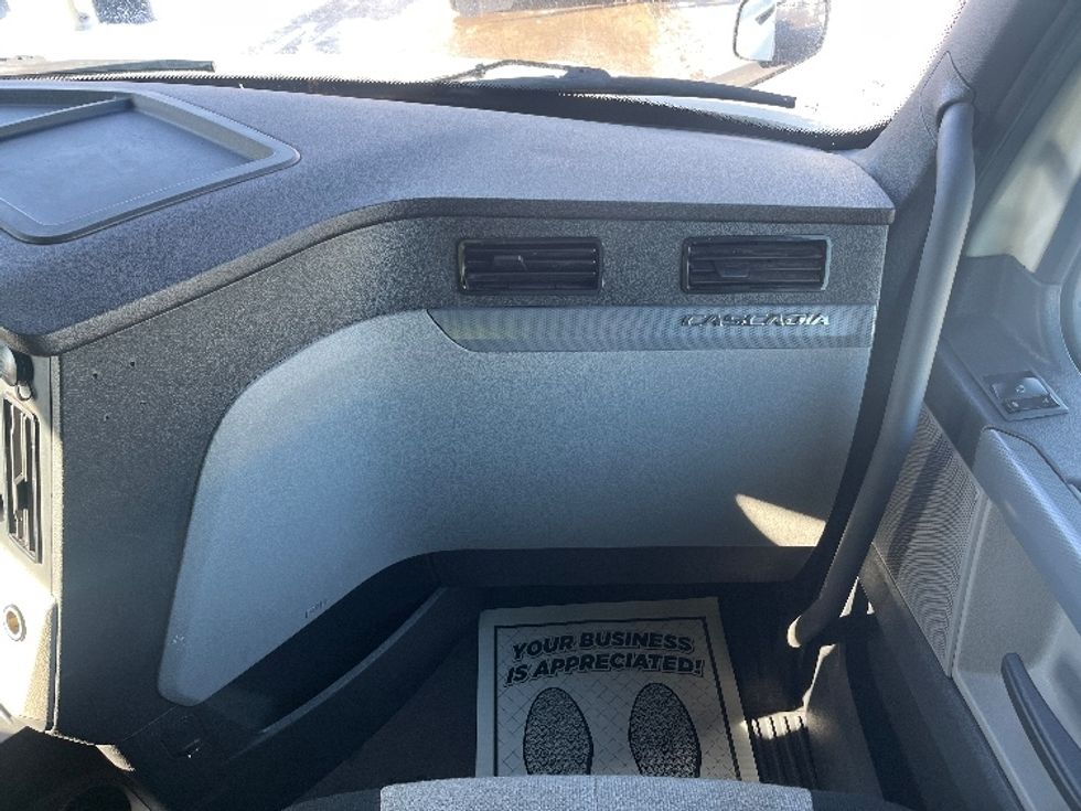 Sleeper Tractor-Heavy Duty Tractors-Freightliner-2020-T12664ST-Mississauga-ON-875,292\n\t\tkm-$ 73,750 - Image 14