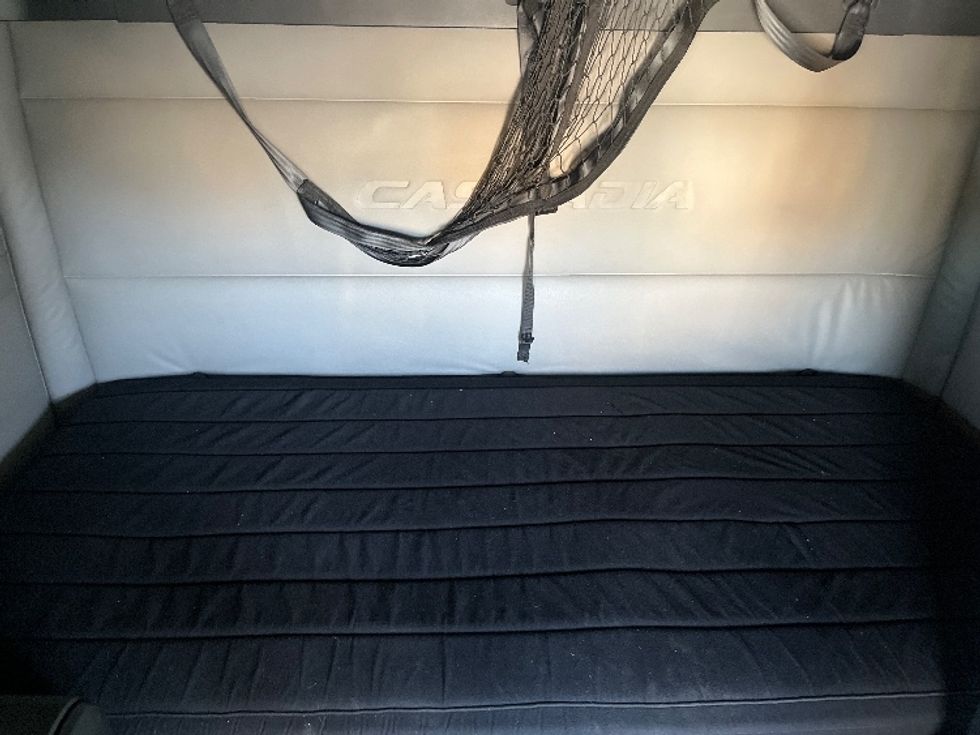 Sleeper Tractor-Heavy Duty Tractors-Freightliner-2020-T12664ST-Mississauga-ON-875,292\n\t\tkm-$ 73,750 - Image 18