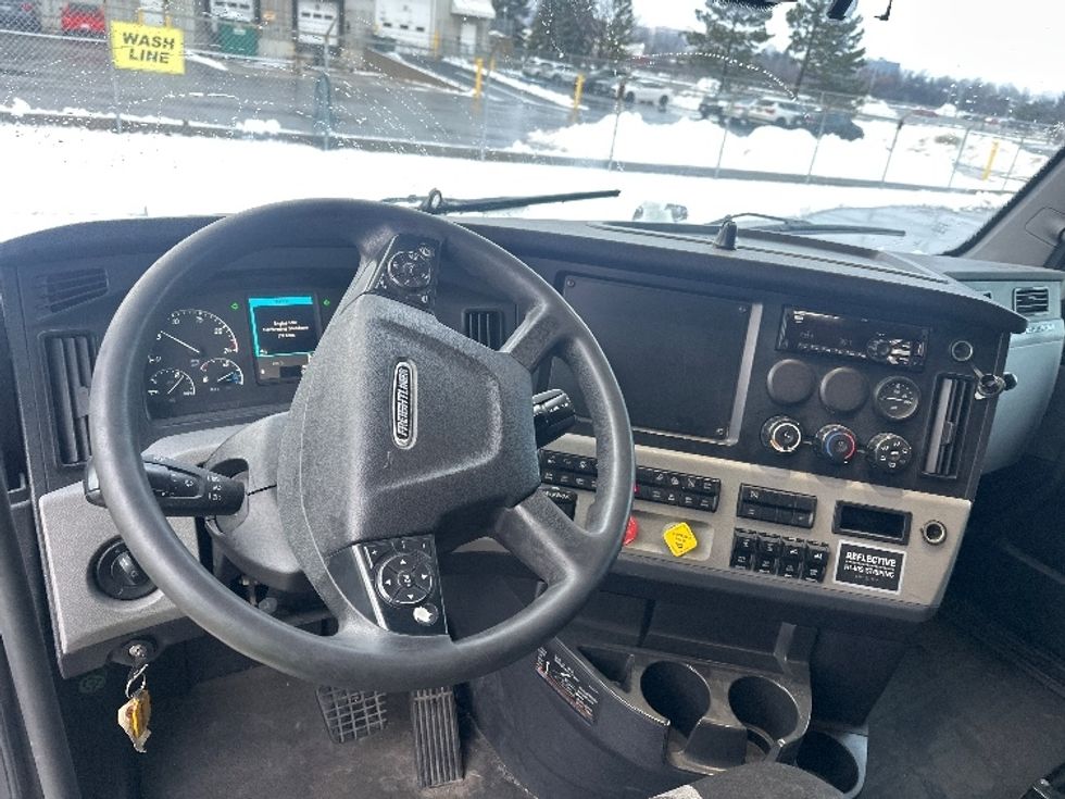 Sleeper Tractor-Heavy Duty Tractors-Freightliner-2020-T12664ST-Mississauga-ON-888,634\n\t\tkm-$ 68,500 - Image 11