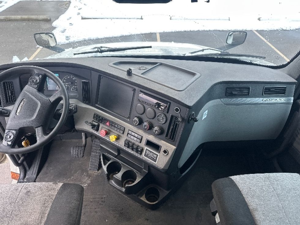 Sleeper Tractor-Heavy Duty Tractors-Freightliner-2020-T12664ST-Mississauga-ON-888,634\n\t\tkm-$ 68,500 - Image 12