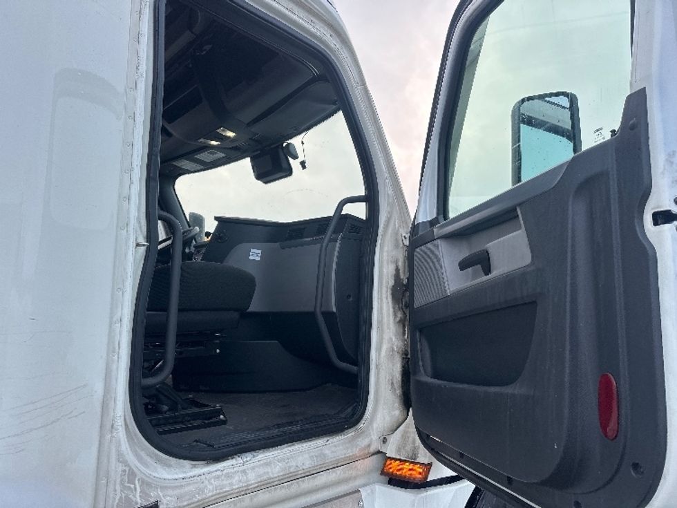 Sleeper Tractor-Heavy Duty Tractors-Freightliner-2020-T12664ST-Mississauga-ON-888,634\n\t\tkm-$ 68,500 - Image 13