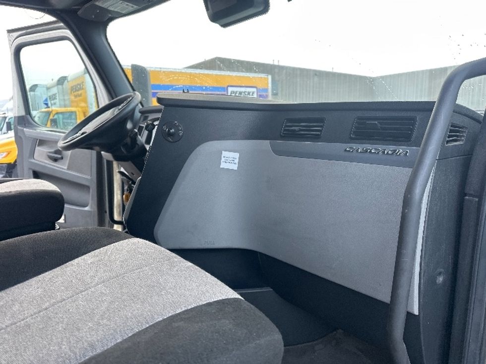 Sleeper Tractor-Heavy Duty Tractors-Freightliner-2020-T12664ST-Mississauga-ON-888,634\n\t\tkm-$ 68,500 - Image 14