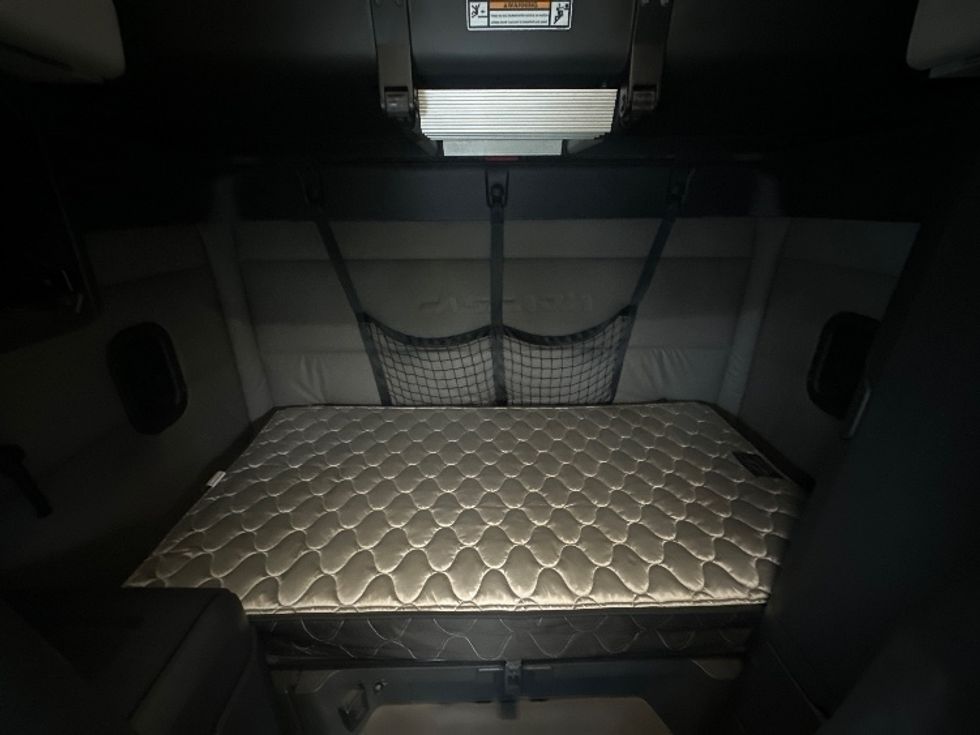 Sleeper Tractor-Heavy Duty Tractors-Freightliner-2020-T12664ST-Mississauga-ON-888,634\n\t\tkm-$ 68,500 - Image 16