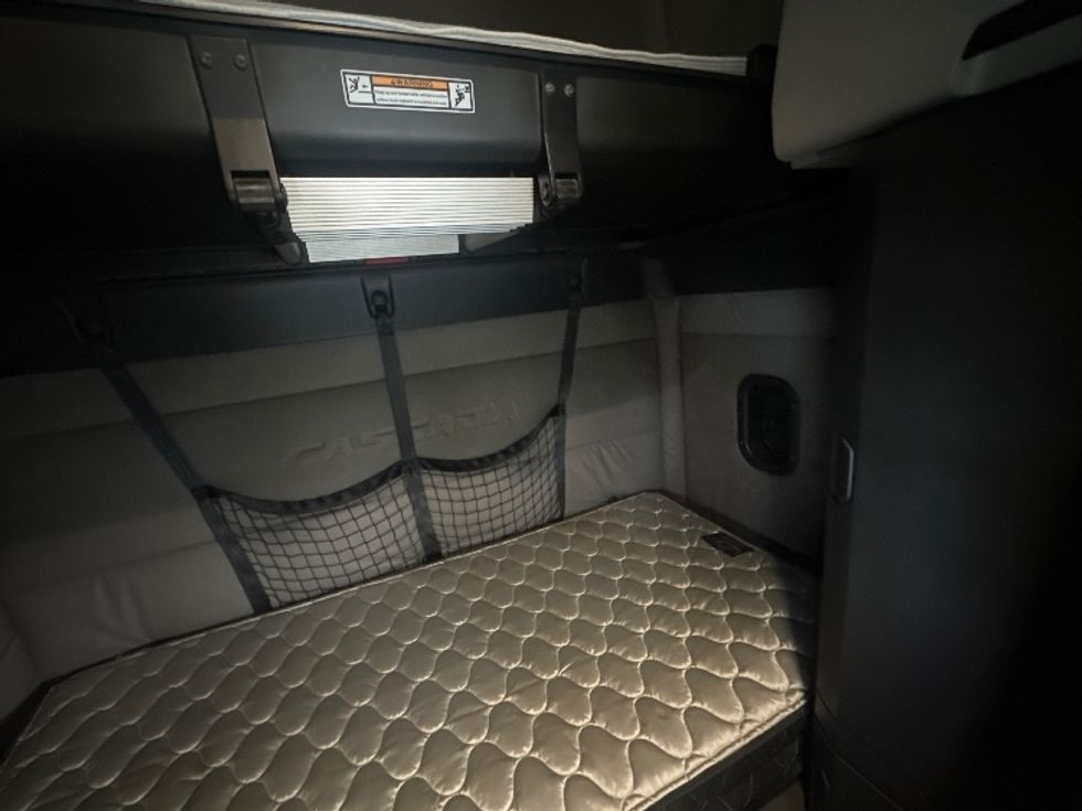 Sleeper Tractor-Heavy Duty Tractors-Freightliner-2020-T12664ST-Mississauga-ON-888,634\n\t\tkm-$ 68,500 - Image 17