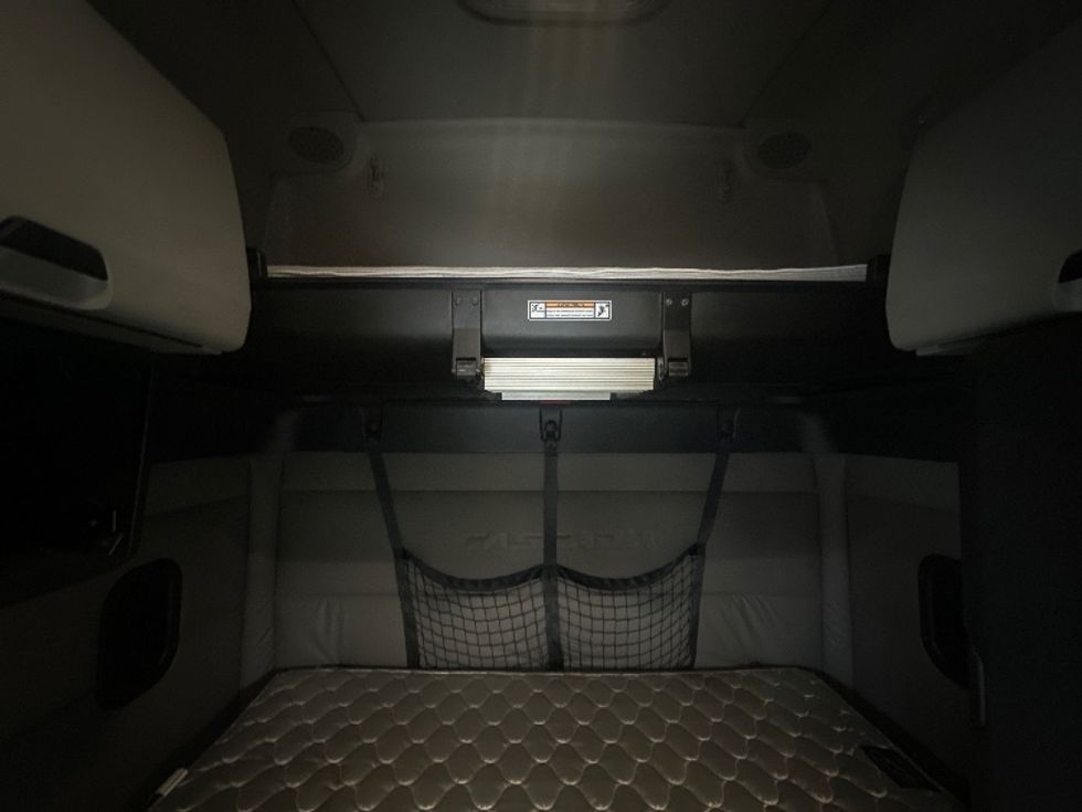 Sleeper Tractor-Heavy Duty Tractors-Freightliner-2020-T12664ST-Mississauga-ON-888,634\n\t\tkm-$ 68,500 - Image 19