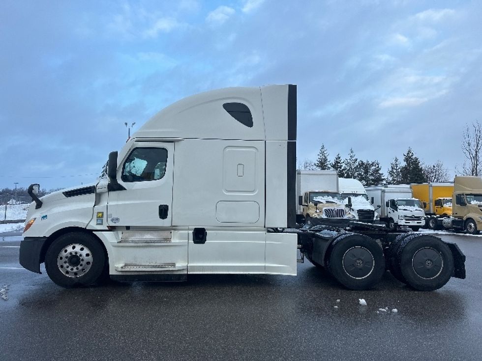 Sleeper Tractor-Heavy Duty Tractors-Freightliner-2020-T12664ST-Mississauga-ON-888,634\n\t\tkm-$ 68,500 - Image 4