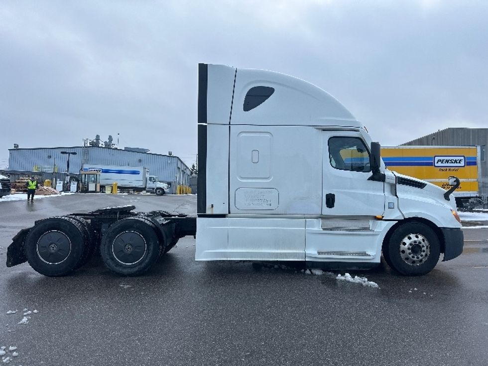Sleeper Tractor-Heavy Duty Tractors-Freightliner-2020-T12664ST-Mississauga-ON-888,634\n\t\tkm-$ 68,500 - Image 8