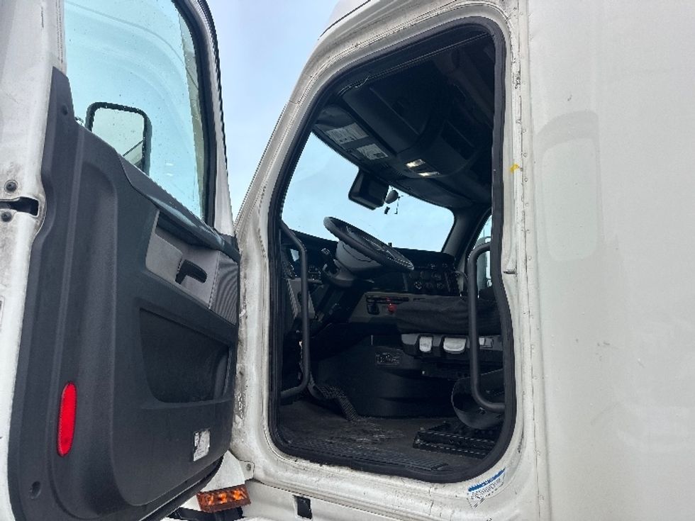 Sleeper Tractor-Heavy Duty Tractors-Freightliner-2020-T12664ST-Mississauga-ON-888,634\n\t\tkm-$ 68,500 - Image 9