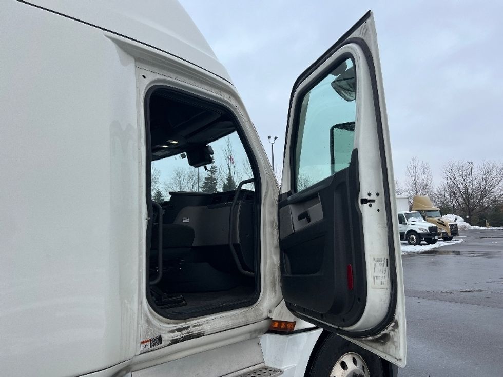 Sleeper Tractor-Heavy Duty Tractors-Freightliner-2020-T12664ST-Mississauga-ON-902,852\n\t\tkm-$ 67,500 - Image 13