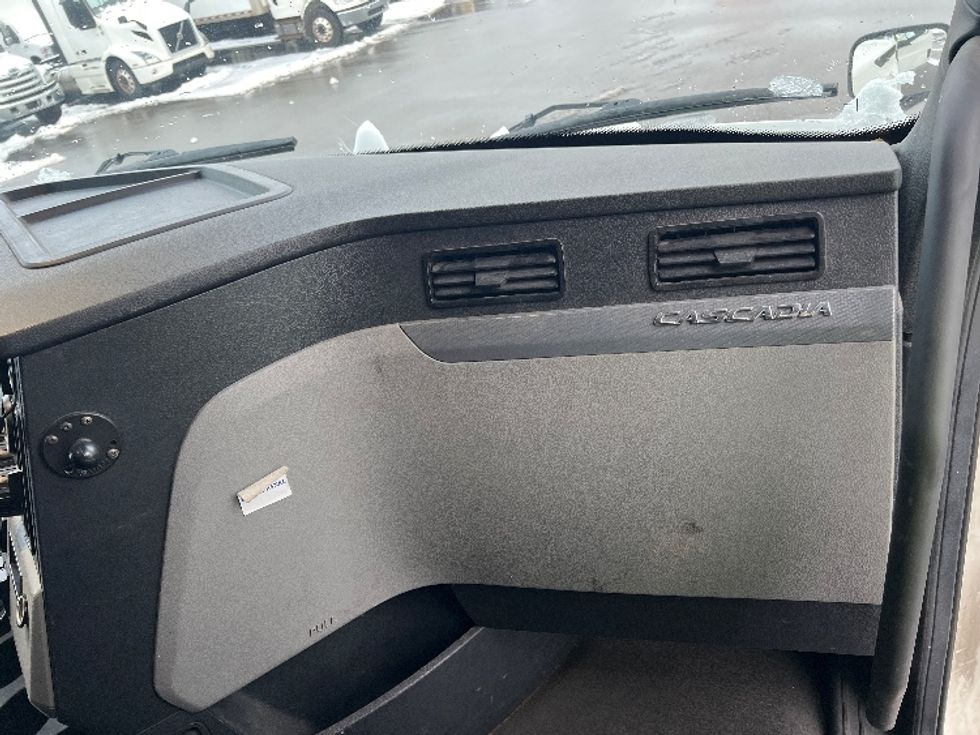 Sleeper Tractor-Heavy Duty Tractors-Freightliner-2020-T12664ST-Mississauga-ON-902,852\n\t\tkm-$ 67,500 - Image 14