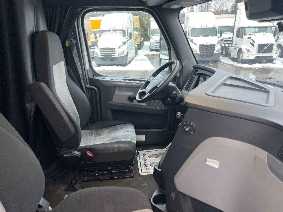 Sleeper Tractor-Heavy Duty Tractors-Freightliner-2020-T12664ST-Mississauga-ON-902,852\n\t\tkm-$ 67,500 - Image 15